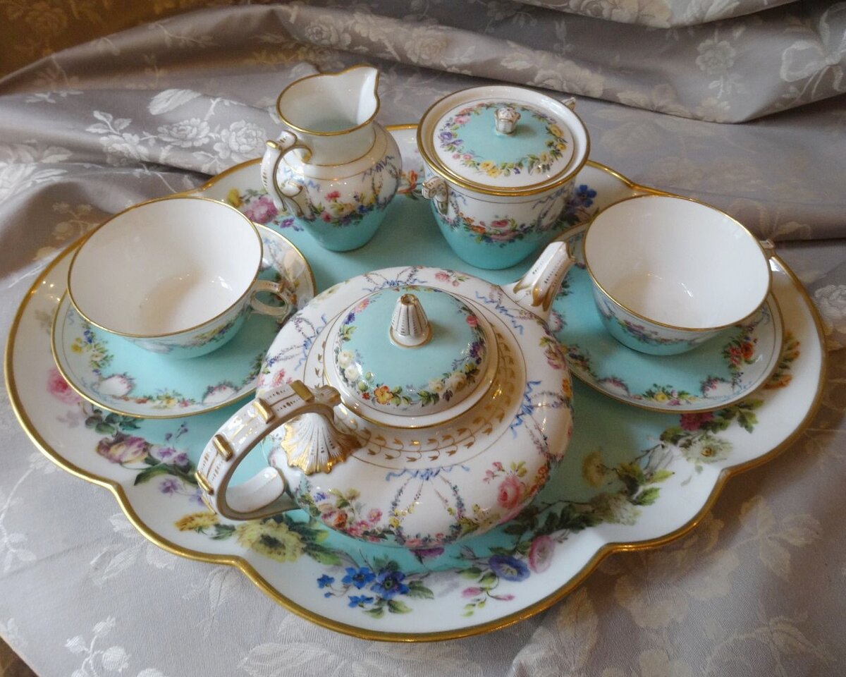 Антикварный сервиз Франция 19 век. Источник  https://www.pinterest.ru 