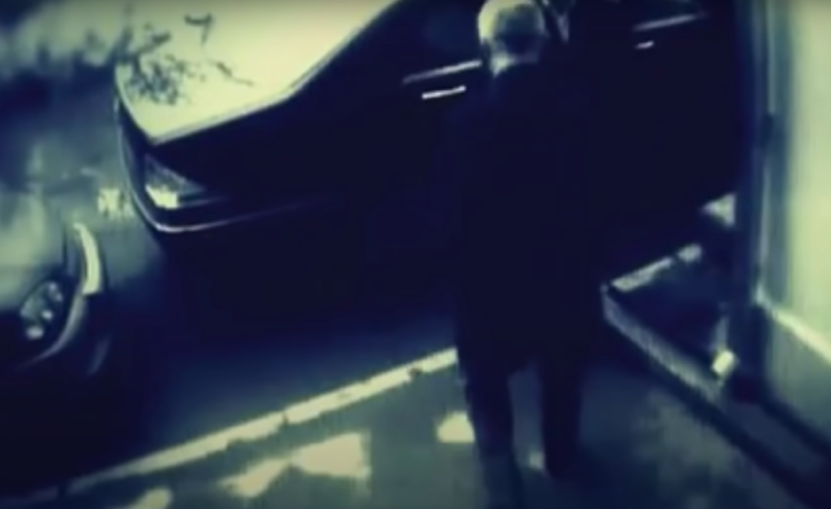 На фото: Мухтаров выходит из офиса в роковой день