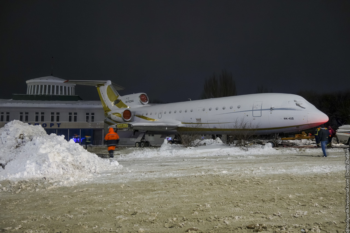 Як 42 МЧС России. Памятник самолёт АН-24б Слободской. Установка самолета Лабинск. Самолет в Череповце поставили.