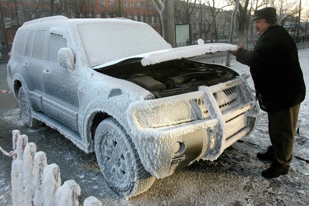 Авто зимой запуск. Замерзшая машина. Замерзший автомобиль. Мороз автомобиль. Прогрев автомобиля.