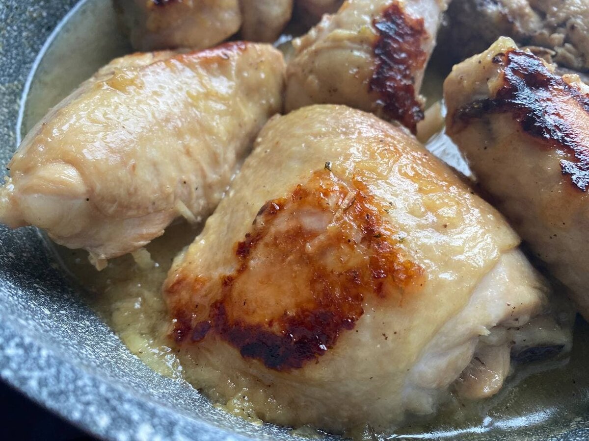 Курица по еврейски. Курица по-еврейски с луком в сковороде. Курица по-еврейски с луком. Курица по-еврейски с картофелем.