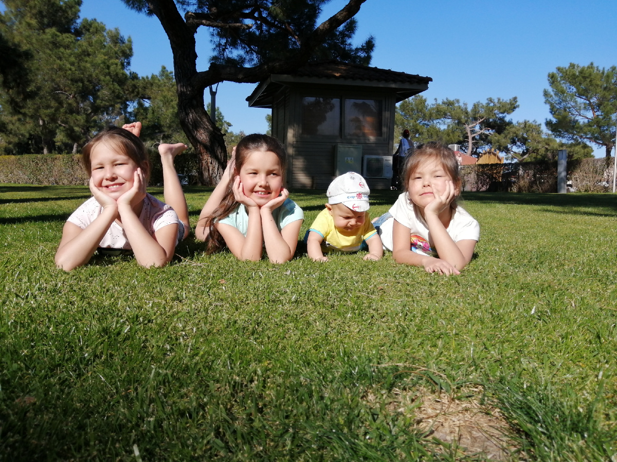 На отдыхе с удовольствием читаем книги. 