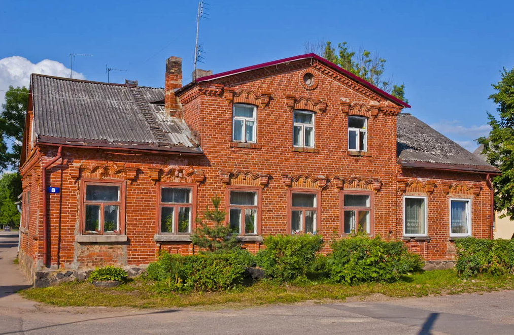 Старые кирпичные дома. Старый кирпичный дом. Старый кирпичный домик. Старинные кирпичные здания.