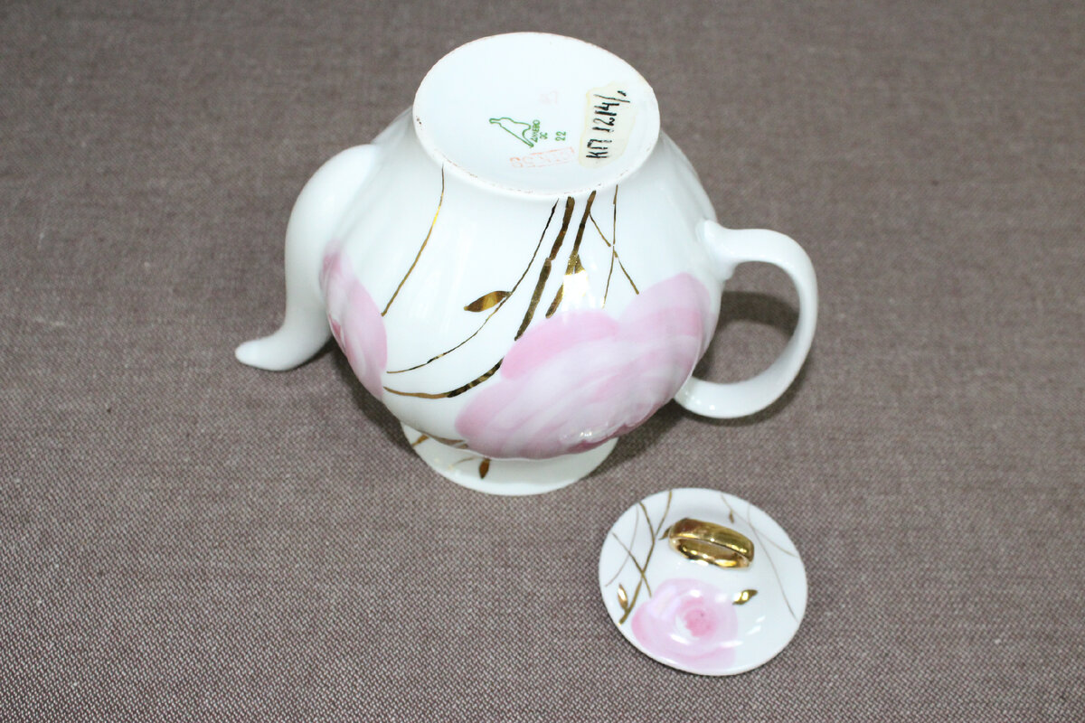 Владимир Яснецов (роспись). Отари Мухигули (форма «Белый лебедь», 1968). Чайник из сервиза «Весенний». 1988. Дулёво. Высота 10,5 см. Орехово-Зуевский городской историко-краеведческий музей / Пр-187. Госкаталог: 13399015. Источник: goskatalog.ru