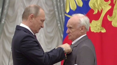 Президент Путин В.В. вручает государственную награду профессору богословия МДА Осипову А.И. (фото из Яндекс Картинки)