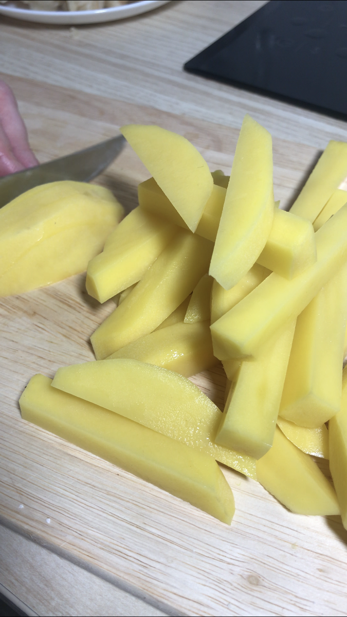 картофель нарезаем ломтиками