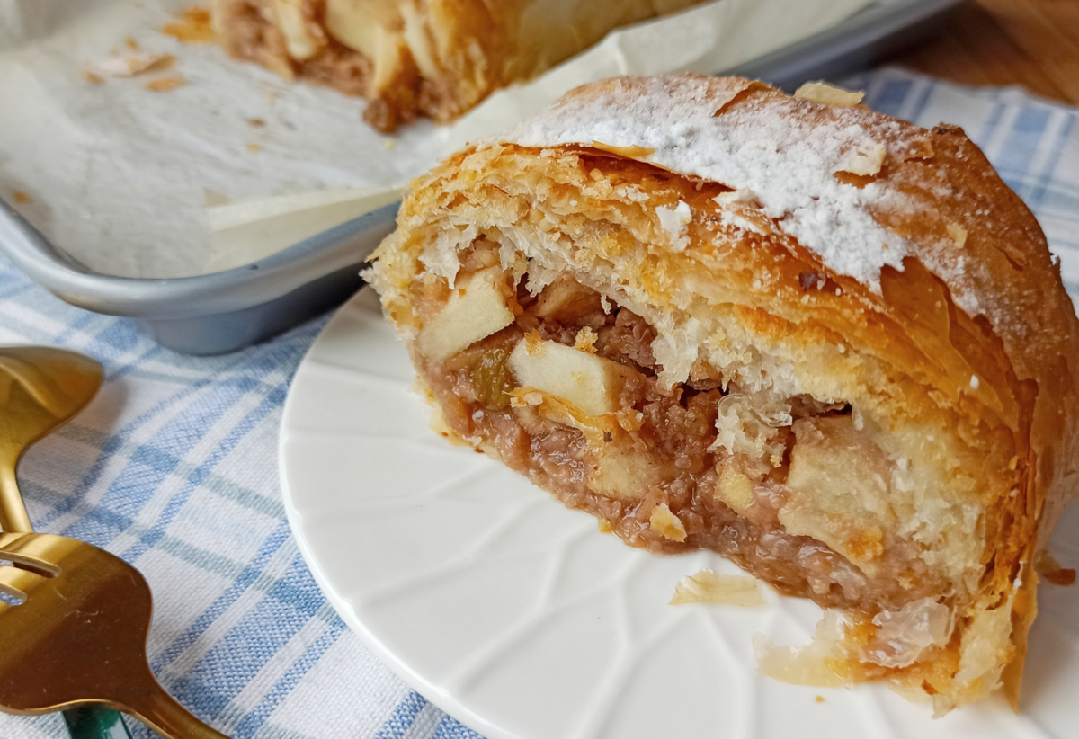 Рецепт штруделя с яблоками и изюмом, чтобы скрасить холодные дни