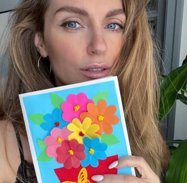 Леон порадовал маму милой открыткой