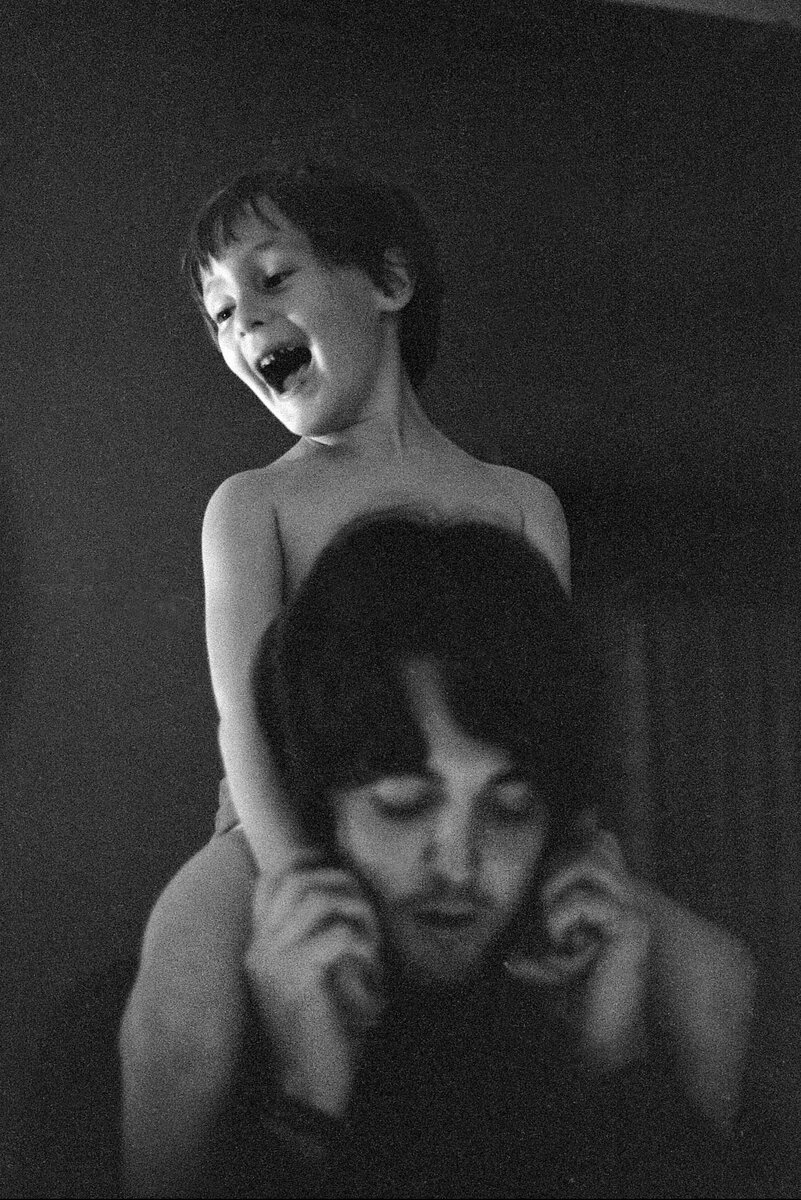 Пол МакКартни с Джулианом Ленноном, Уэйбридж, 1968 г. Фото Линды МакКартни