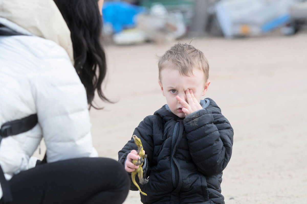 Что делать, если ребенку попал в глаза песок | Счастливые родители:  Parents.ru | Дзен