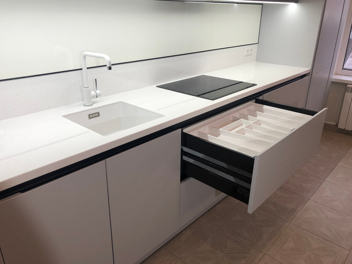 Столешница склеена  из акрилового камня с подстольным креплением прямоугольной мойки из силгранита, смеситель этого же бренда, обычно у нас это BLANCO.