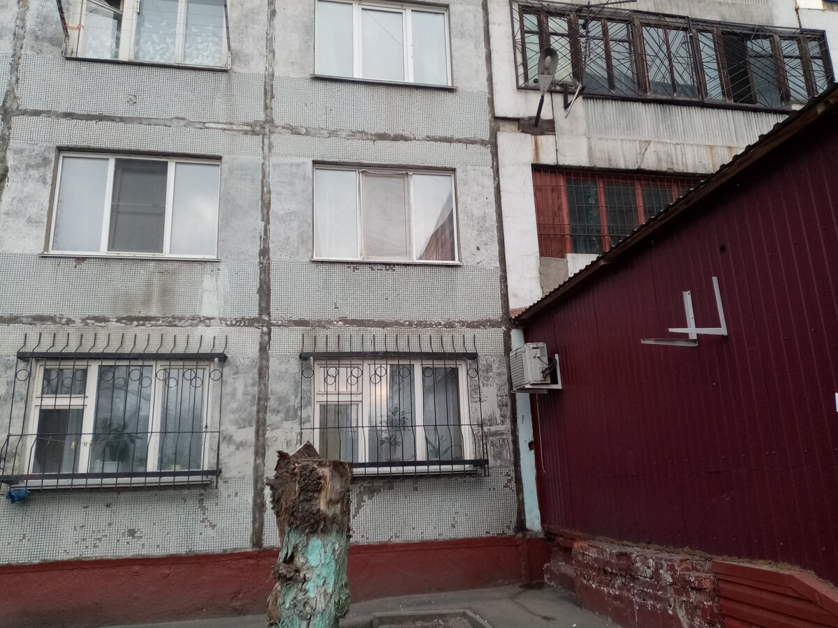 На втором этаже 2 сетки: слева установлена как положено, а справа - просто прибита на окно.