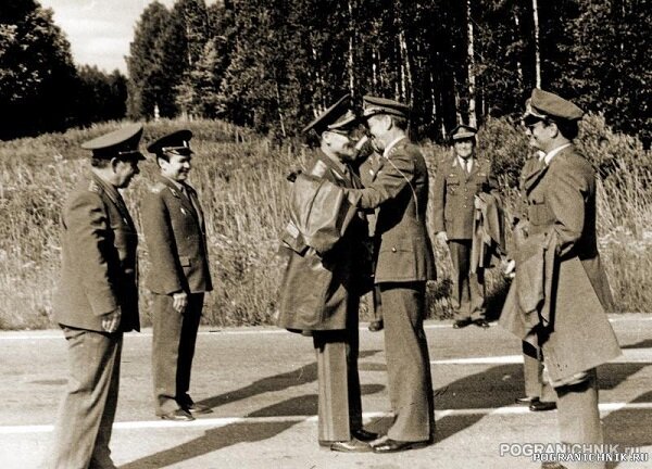 Встреча Начальника Погранвойск КГБ СССР генерала армии В.А. Матросова и его финского коллеги на Границе. Фото с сайта pogranichnik.ru