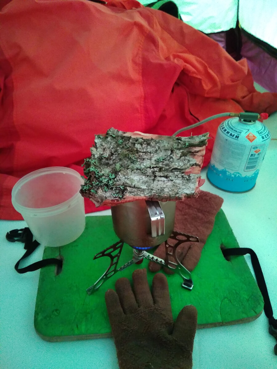 Натюрморт с просушкой немного влажных перчаток. 