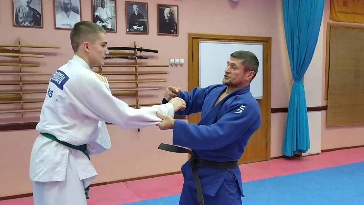 Особый дар отваги и упорства,                                                                              Известный с незапамятных времён,
Того, кто вдохновлён единоборством,
Кто словно чёрт вынослив и силён.