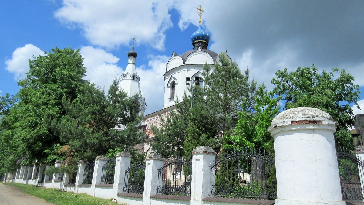 Храм живоносный источник самара. Меткино храм Домодедово. Храм Космы и Дамиана село Меткино Домодедовского района. Церковь Космы и Дамиана в старых Панех. Рождествено Ленинградская область Живоносный источник.