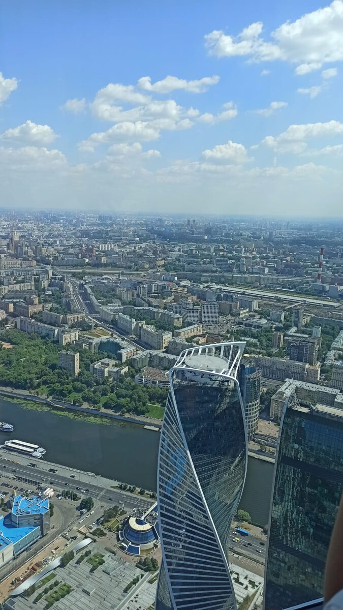 Сегодня она сделала себе символичный подарок - поднялась на смотровую площадку в Москва-Сити. 