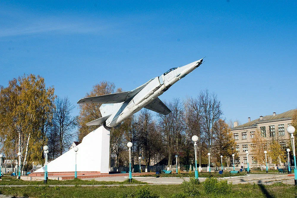 Кировском районе калужской области. Памятник самолет в Кирове Калужская область. Памятник самолёт Киров, Калужской. Площадь Победы Киров Калужская область. Памятники Киров Калужская область.