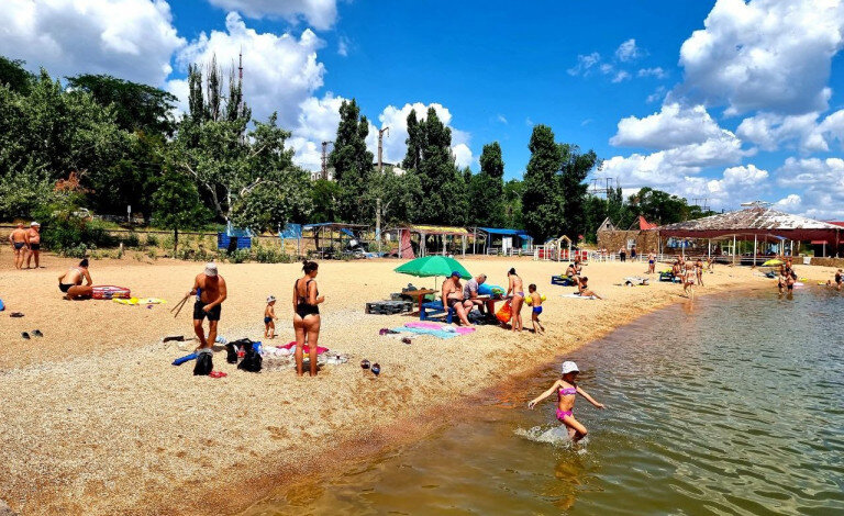 С каждым днём на городских пляжах всё больше людей 