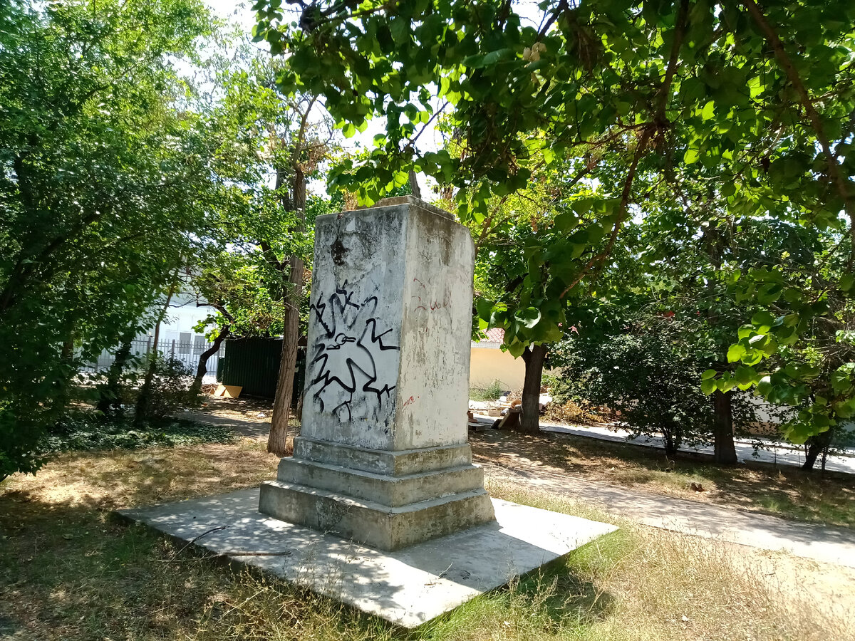 Постамент памятника Иосифу Виссарионовичу