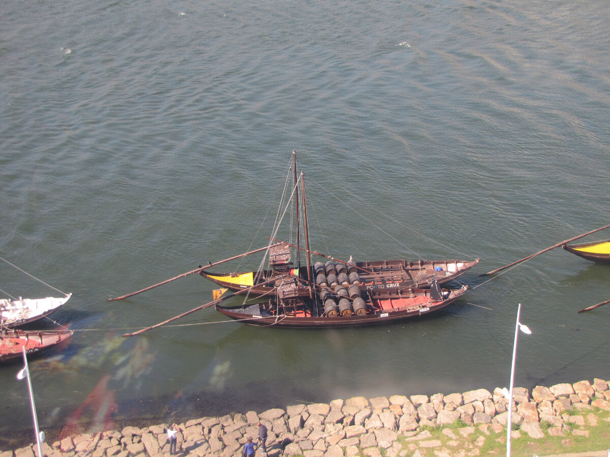 Так выглядят те самые лодки: barcos rabelos, которые перевозят бочки с вином