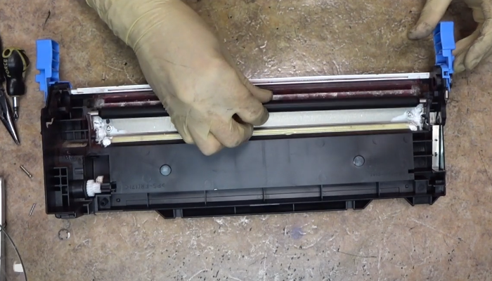 Фото 76. Снимаем ролик проявки и очищаем его при помощи тонерного пылесоса