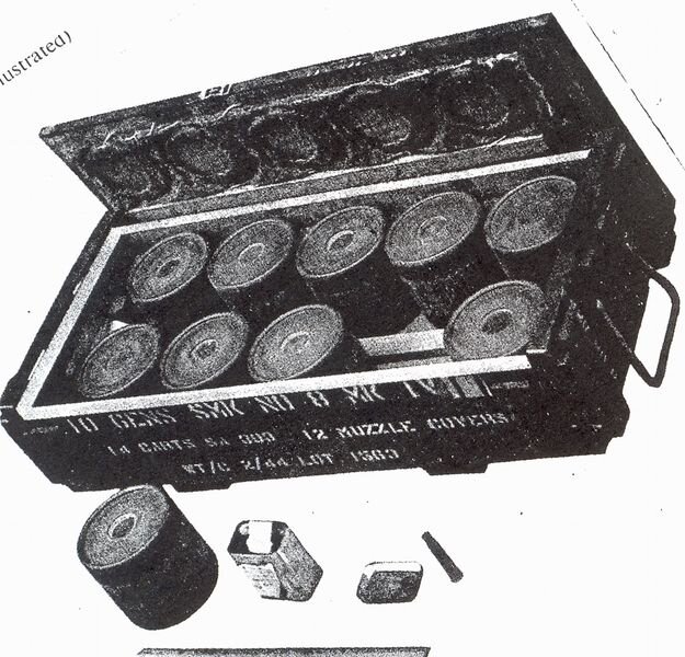ящик, в котором должны были находиться 10 дымовых снарядов, 12 крышек для дульного среза (они были расходным материалом, а также 14 баллиститных патронов .303. патроны для их запуска.