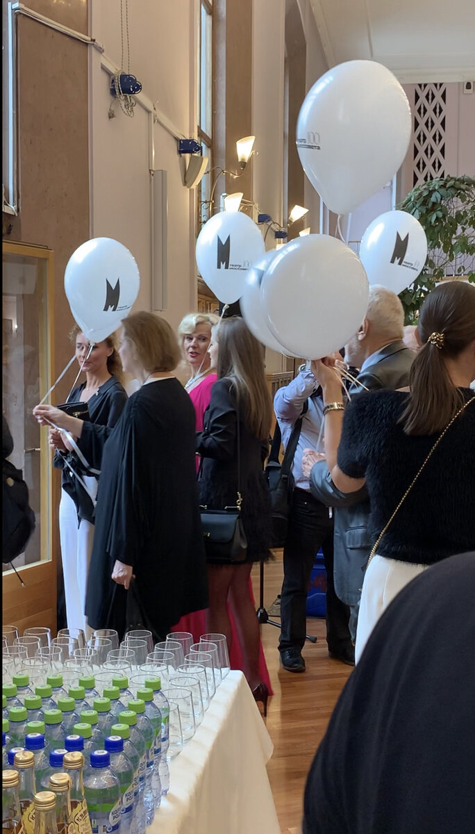 Труппа выходит с шариками на балкон