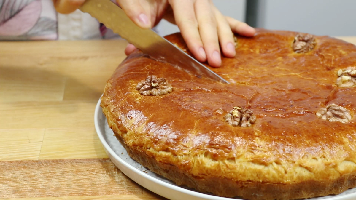 Пирог с яблоками и корицей (сдобное тесто)