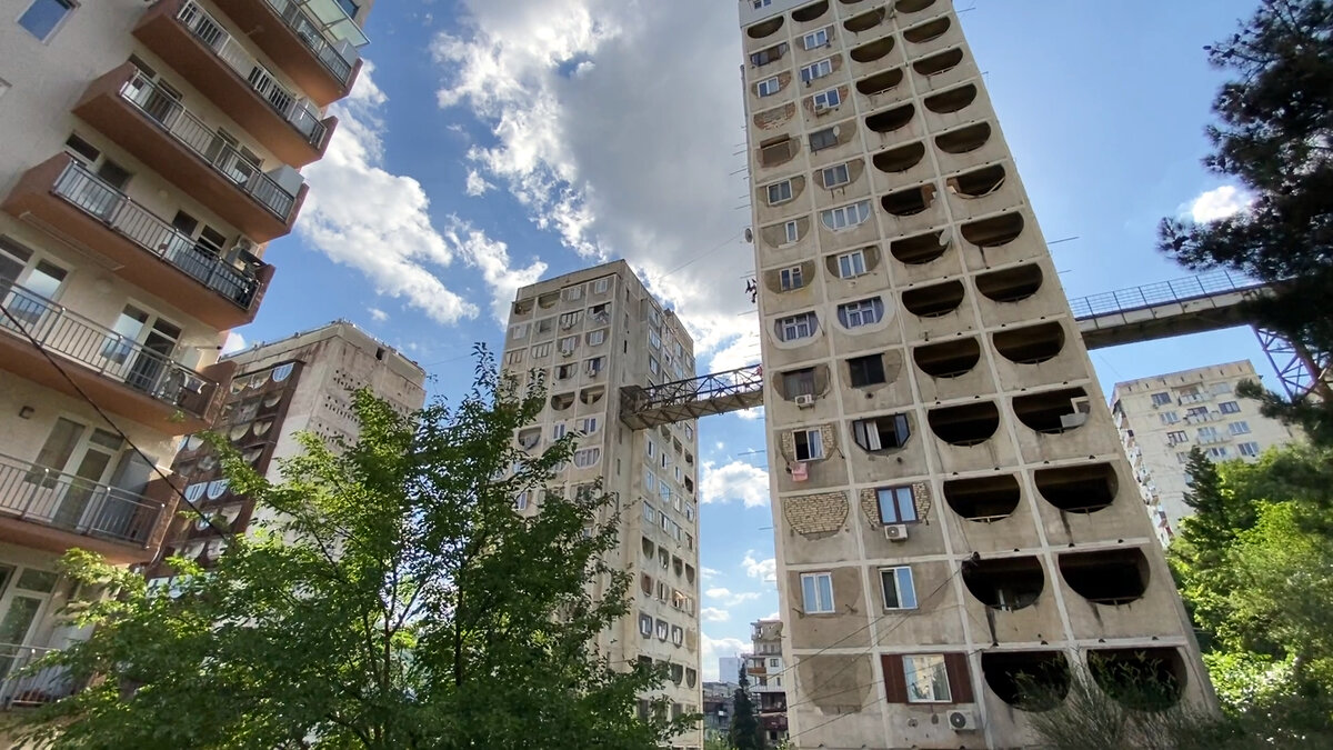 Наследие советских времен - дома с мостом. Плато Нуцубидзе в Тбилиси. |  РЕЦЕПТЫ хорошего отдыха | Дзен