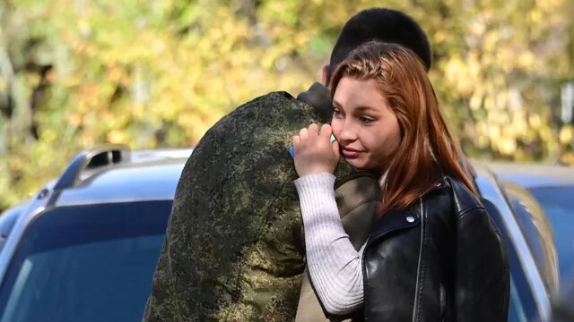Мужчина, призванный на воинскую службу в ходе частичной мобилизации возле военного комиссариата в Чите