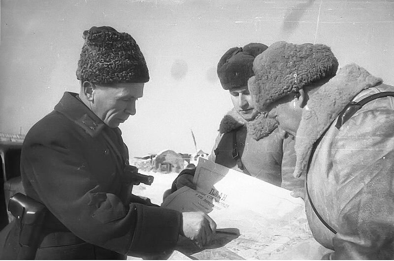 Командующий 65-й армией Донского фронта генерал-лейтенант П. И. Батов с офицерами в районе Сталинграда. Зима 1942-1943 годов.