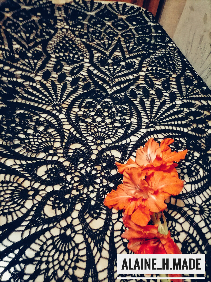 Есть в черном кружеве что-то испанское.., настроение и страсть..! 