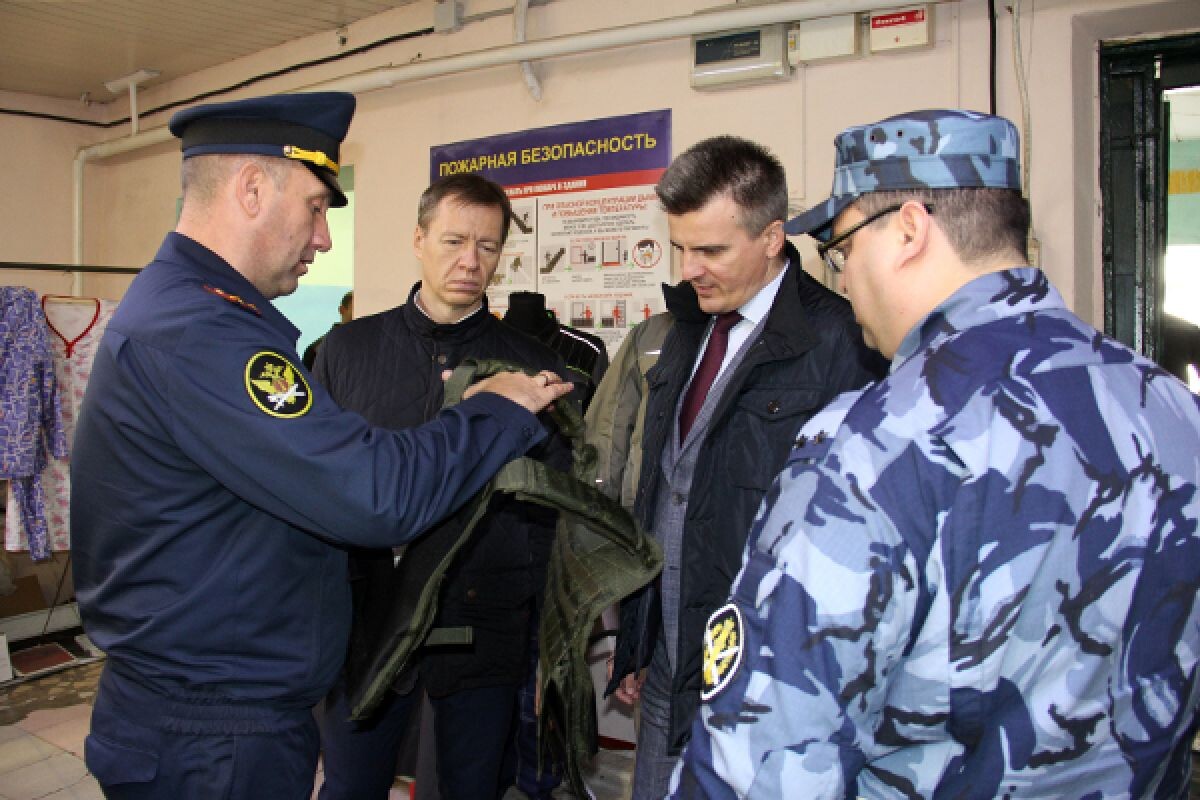    В тульской колонии изготавливают снаряжение для армии