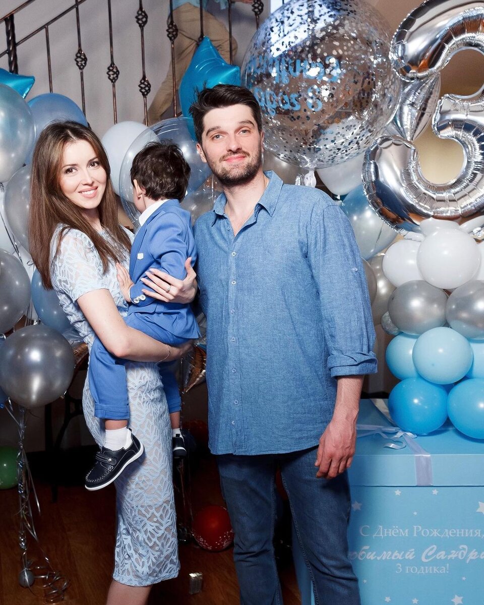    У супругов есть трехлетний сын СандрикСоцсети Алесы Качер