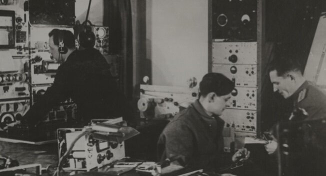 Подготовка к общим испытаниям электрического частотного компрессора. Из фотоальбома «К истории лаборатории засекречивания Правительственной В.Ч. связи. 1948—1949 гг.». Музей криптографии.