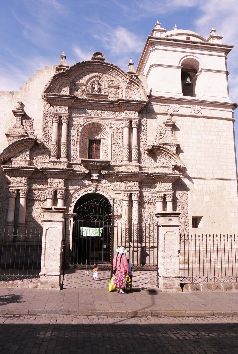 Церковь Iglesia de la Compania – одна из старейших в Арекипе. И она всего в двух шагах от Пласа-де-Армас.