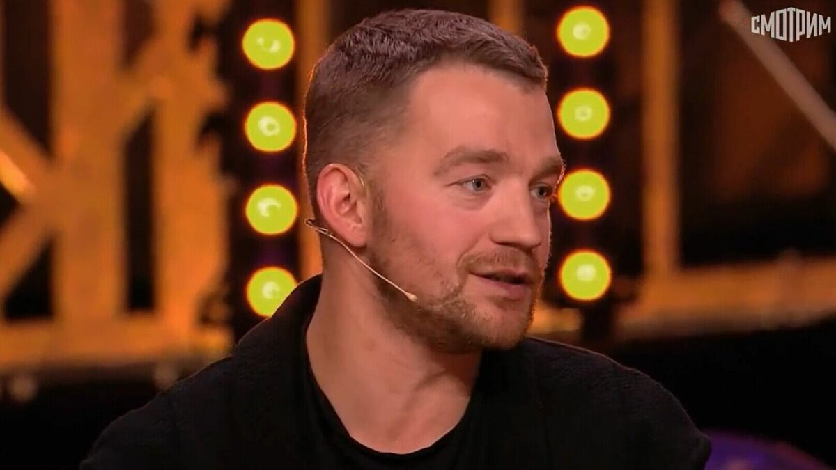     Актер из Нижнего Новгорода Алексей Демидов спел песню в эфире шоу «Привет, Андрей!» (12+). Выпуск показали на телеканале «Россия 1» 19 ноября.