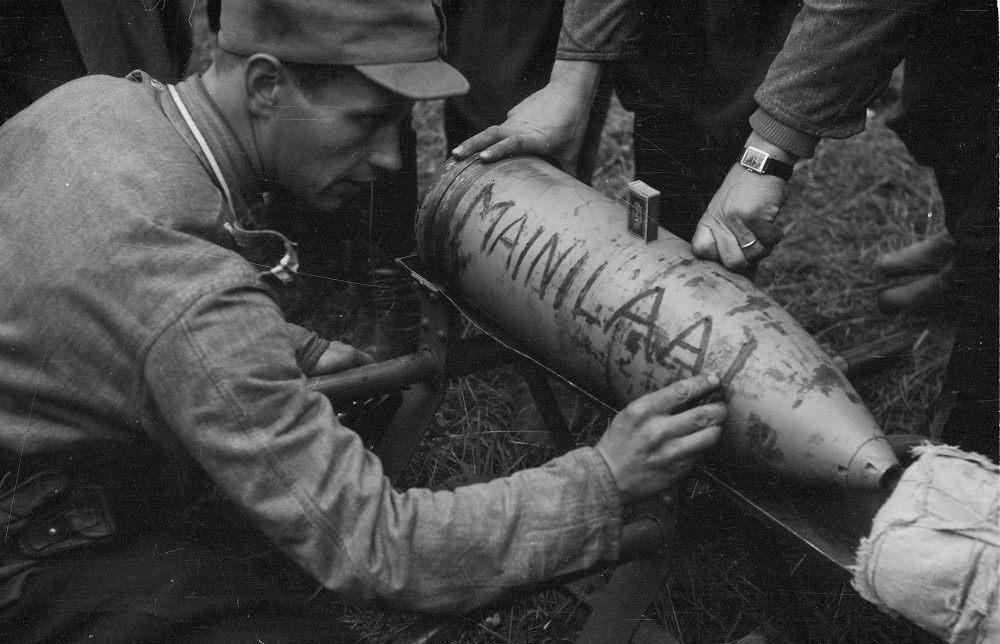 Финские солдаты пишут послания на снарядах