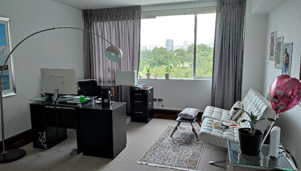 Стало. Когда работаю на компьютере штору закрываю, а когда на машине, то открываю