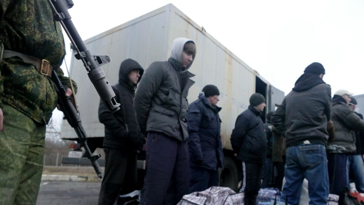    Украинские пленные во время обмена пленными между ЛНР и ДНР и Киевом между поселками Майорск и Горловка. 27 декабря 2017© РИА Новости / Игорь Маслов