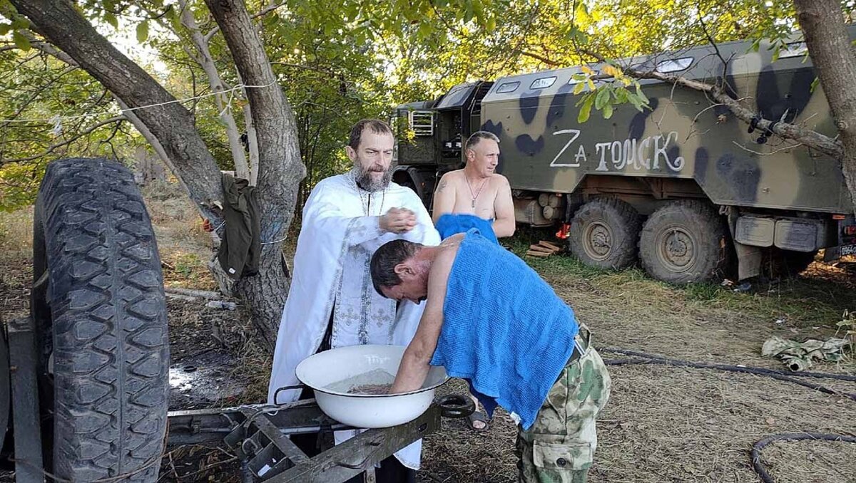 Военно-полевые условия — не препятствие для бойцов, пожелавших принять крещение. Фото со страницы ВКонтакте Виктора Иванова