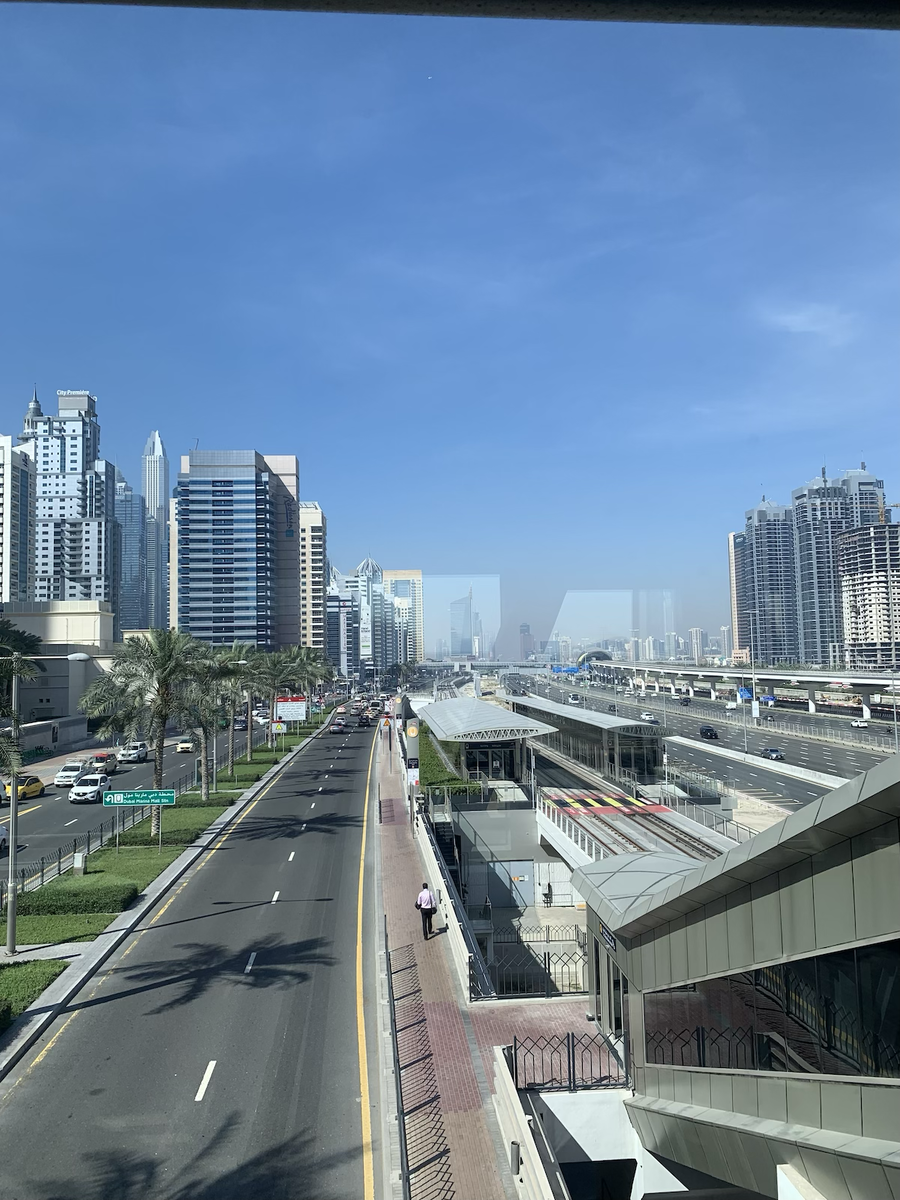 Переход от остановки трамвая к Dubai Marina Mall