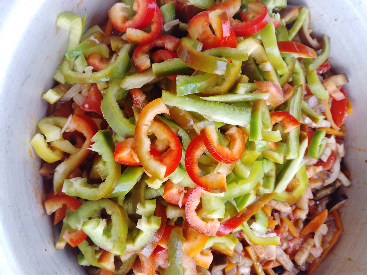 тёплый салат с баклажанами и помидорами. салат с баклажанами. салат южный с баклажанами. салат с жареннвми баклажанами и помидорами. салат с хрустящими баклажанами гинза.