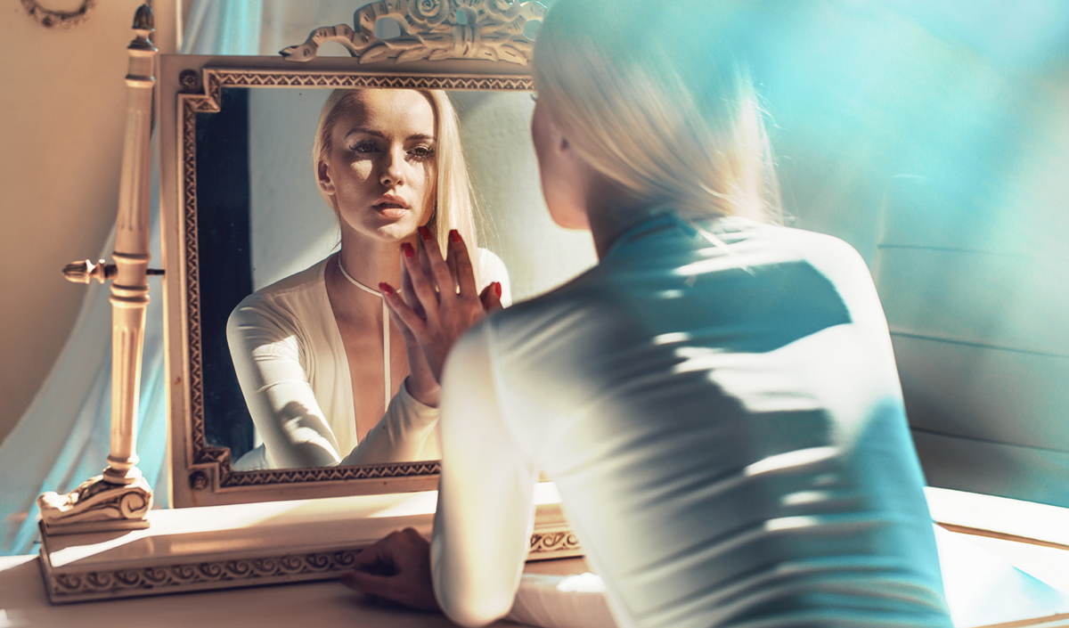 Отражение в зеркале. Женщина в зеркале. Отражение девушки в зеркале. Фотосессия отражение в зеркале.