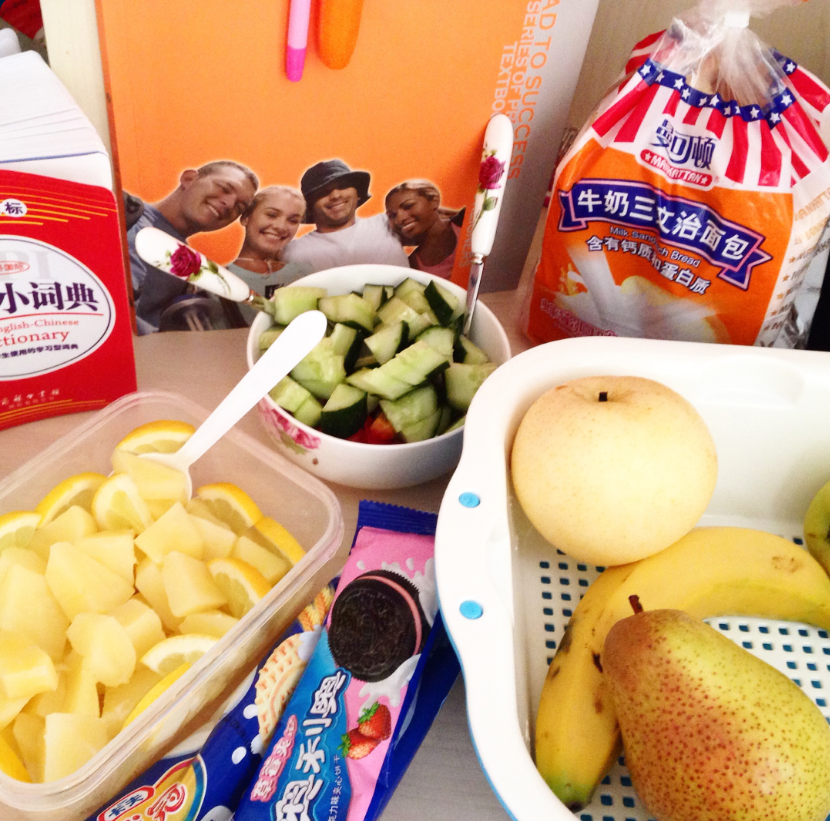 Картошка с лимоном хаха, салат с огурцом помидором, фрукты - вот мой рацион неумевшего готовить человека в 2014 году 