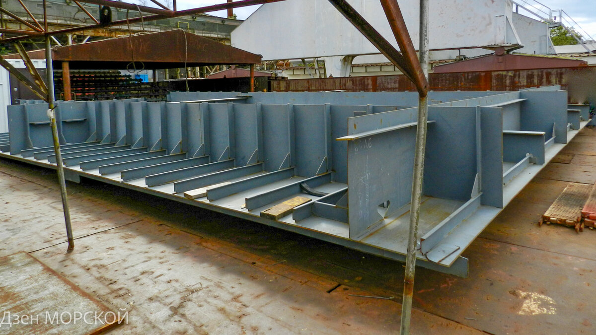 Закладная секция ПК-700 через год после закладки судна, Севморзавод, 10 октября 2019 года. Некоторые работы по ПК-700 велись на второй площадке завода в Инкермане.