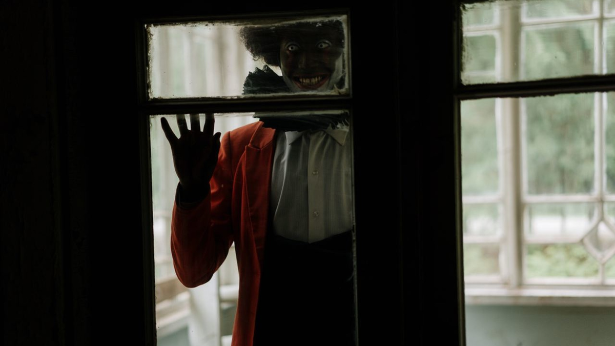 Незнакомцы (брайан бертино, 2007). Страшные истории фильм 2019. Незнакомцы: жестокие игры фильм 2018 кадры. В 2 часа ночи встречает жуткого незнакомца. Страшные паранормальные фото.