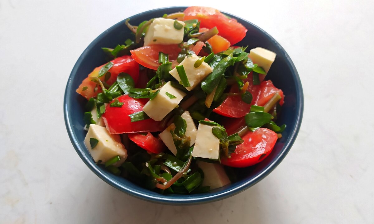 Салат из помидоров с портулаком и брынзой. В салатах портулак можно есть сырым. А можно обдать его кипятком, подержать минутку (без кипячения) и процедить. Для более яркого и пикантного вкуса я добавляю в него лук джкусай, который обладает легким чесночным привкусом. Также базилик -обожаю помидоры с базиликом,  оливковое масло, соль.