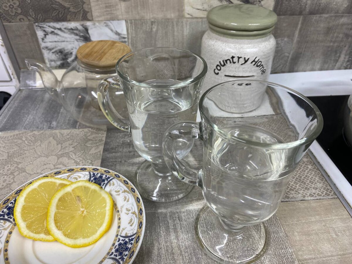 Теплая вода с лимонным соком. Фото мое.
